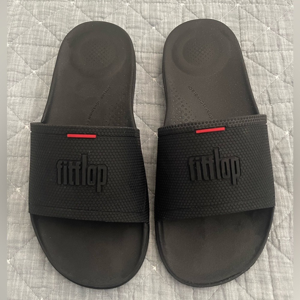 EUC FitFlop iQushion pool slides